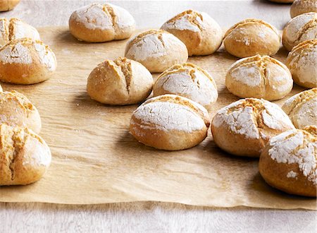 Organic bread rolls on baking parchment Foto de stock - Sin royalties Premium, Código: 659-03528679