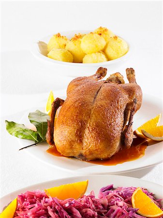 simsearch:659-01852857,k - Canard rôti avec quenelles de pommes de terre et de chou rouge Photographie de stock - Premium Libres de Droits, Code: 659-03528682