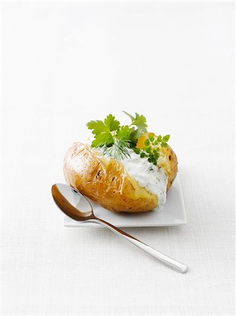 patata al horno - Baked potato with herb quark Foto de stock - Sin royalties Premium, Código: 659-03528704