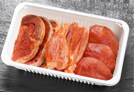 simsearch:659-01845311,k - Seasoned poultry meat in plastic container Stock Photo - Premium Royalty-Free, Code: 659-03528717