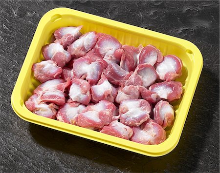 pollame - Chicken stomachs in plastic container Fotografie stock - Premium Royalty-Free, Codice: 659-03528721