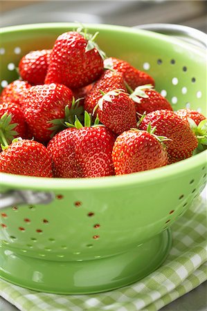 simsearch:659-06186737,k - Strawberries in green colander Foto de stock - Royalty Free Premium, Número: 659-03528757