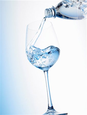 pouring water into glass - Pouring water into a glass Foto de stock - Sin royalties Premium, Código: 659-03528752