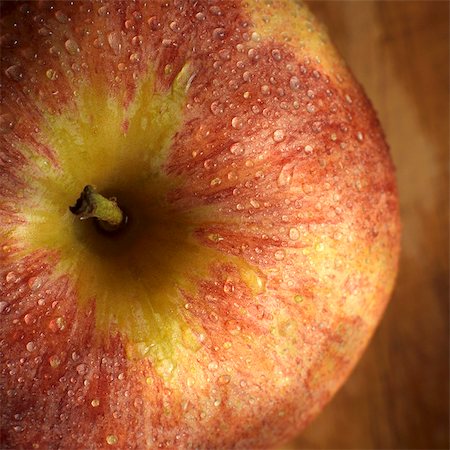 Apple with drops of water from above (close-up) Stock Photo - Premium Royalty-Free, Code: 659-03528829