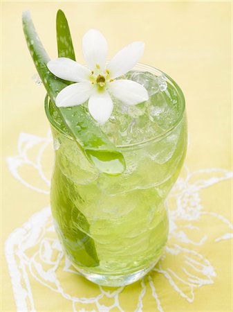 simsearch:659-06494031,k - Jus d'Aloe vera avec des cubes de glace Photographie de stock - Premium Libres de Droits, Code: 659-03528940