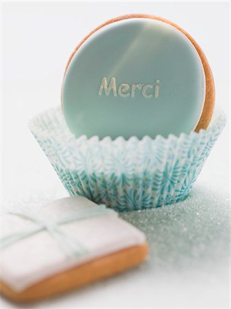 simsearch:659-03530839,k - Biscuit with the word Merci in paper case Fotografie stock - Premium Royalty-Free, Codice: 659-03528959