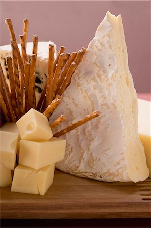 emmental - Cheese board with salted sticks Foto de stock - Sin royalties Premium, Código: 659-03528978