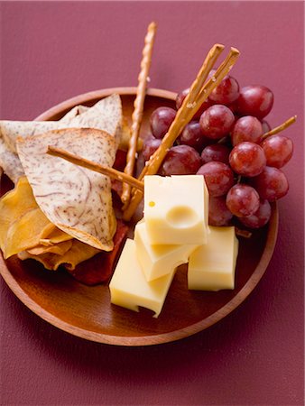 emmental - Cubes of cheese with grapes and nibbles Foto de stock - Sin royalties Premium, Código: 659-03528983