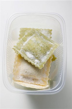 ravioli - Home-made ravioli in plastic container (overhead view) Foto de stock - Royalty Free Premium, Número: 659-03529006