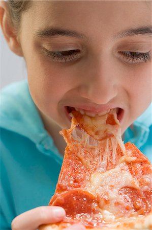 salchichón - Little girl eating slice of pizza Foto de stock - Sin royalties Premium, Código: 659-03529062