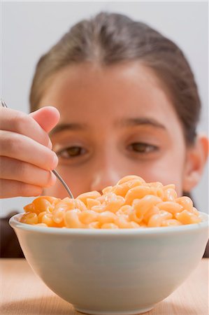 simsearch:659-03529076,k - Little girl eating macaroni cheese Stock Photo - Premium Royalty-Free, Code: 659-03529078