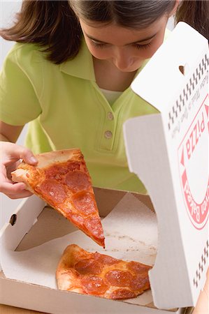 simsearch:659-03529071,k - Little girl taking slice of pizza out of pizza box Foto de stock - Sin royalties Premium, Código: 659-03529071