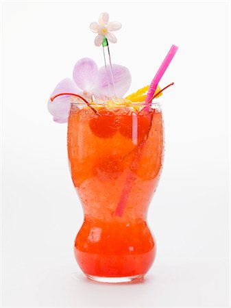 Tequila Sunrise with cocktail cherries Foto de stock - Royalty Free Premium, Número: 659-03529101