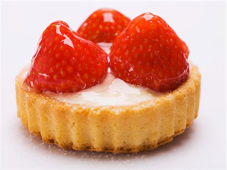 soft fruit tartlet - Individual strawberry flan with custard filling Stock Photo - Premium Royalty-Free, Code: 659-03529113