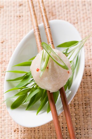 dim sum - Dim sum on chopsticks (Asia) Foto de stock - Sin royalties Premium, Código: 659-03529144