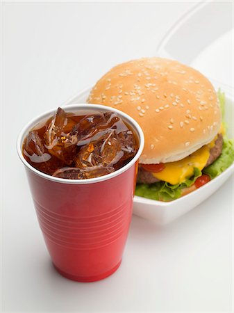 simsearch:659-03529173,k - Cheeseburger in packaging, cola in plastic cup Foto de stock - Sin royalties Premium, Código: 659-03529175