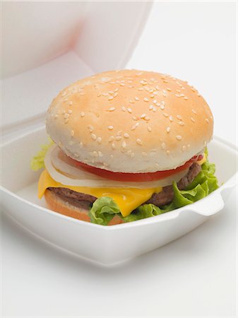 poliestireno - Cheeseburger in packaging Foto de stock - Sin royalties Premium, Código: 659-03529176