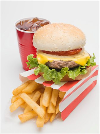 Cheeseburger, chips and cola Foto de stock - Sin royalties Premium, Código: 659-03529173
