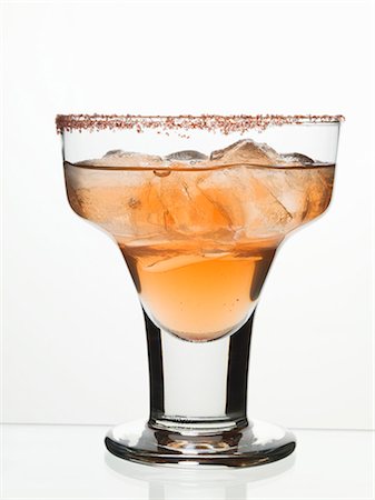 simsearch:659-03528927,k - Cocktail in glass with sugared rim Foto de stock - Sin royalties Premium, Código: 659-03529184