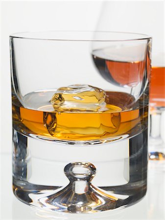 Whisky and cognac in glasses Foto de stock - Sin royalties Premium, Código: 659-03529186