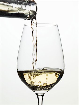 Verser le vin blanc dans un verre Photographie de stock - Premium Libres de Droits, Code: 659-03529199