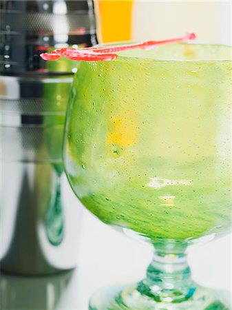 simsearch:659-01858654,k - Verre à cocktail vert Photographie de stock - Premium Libres de Droits, Code: 659-03529191