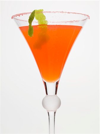 simsearch:659-03532499,k - Strawberry drink in glass with sugared rim and lime peel Foto de stock - Sin royalties Premium, Código: 659-03529210