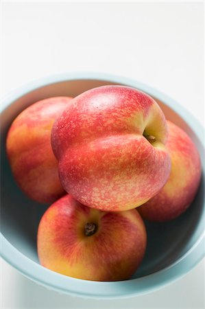 duraznero - Quatre nectarines dans un bol Photographie de stock - Premium Libres de Droits, Code: 659-03529224