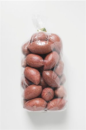 Pecans in cellophane bag Fotografie stock - Premium Royalty-Free, Codice: 659-03529310