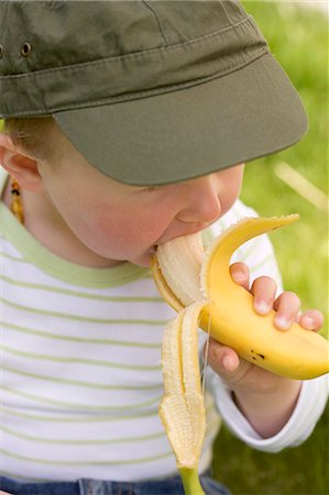 simsearch:659-02211511,k - Baby eating a banana Fotografie stock - Premium Royalty-Free, Codice: 659-03529396