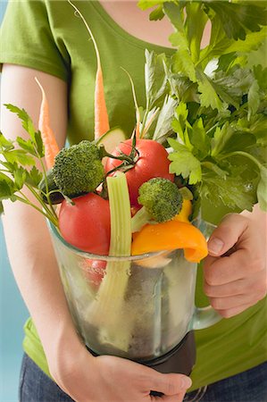 Woman holding fresh vegetables and herbs in liquidiser Foto de stock - Sin royalties Premium, Código: 659-03529390