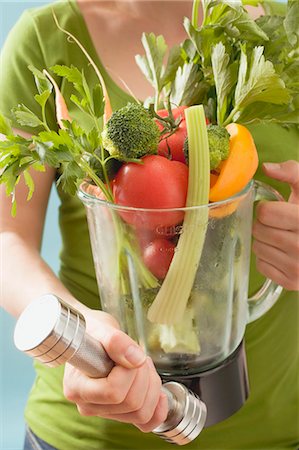 fitness woman healthy food - Woman holding hand weight & fresh vegetables in liquidiser Stock Photo - Premium Royalty-Free, Code: 659-03529391