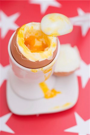 Soft-boiled egg in eggcup Foto de stock - Sin royalties Premium, Código: 659-03529416