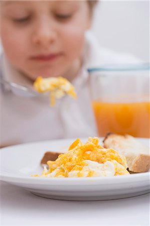 simsearch:659-03529414,k - Little boy eating scrambled egg Fotografie stock - Premium Royalty-Free, Codice: 659-03529411