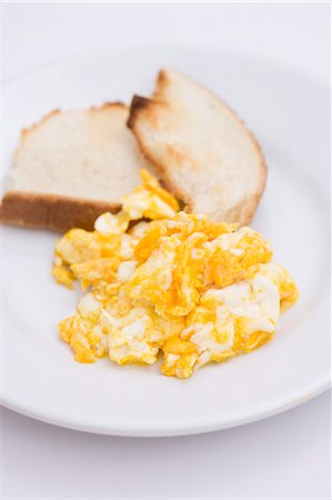 scrambled - Scrambled egg with toast Foto de stock - Sin royalties Premium, Código: 659-03529412