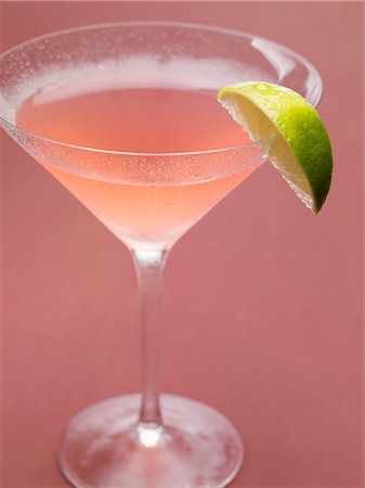 simsearch:659-02212413,k - Cosmopolitan with lime wedge Foto de stock - Sin royalties Premium, Código: 659-03529442