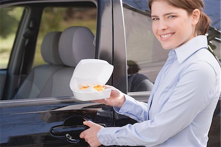 polystyrène - Jeune femme transportant muffin anglais dans une boîte en polystyrène pour voiture Photographie de stock - Premium Libres de Droits, Code: 659-03529477