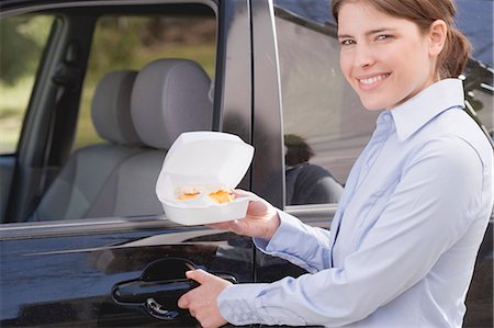 poliestireno - Young woman carrying English muffin in polystyrene box to car Foto de stock - Sin royalties Premium, Código: 659-03529477