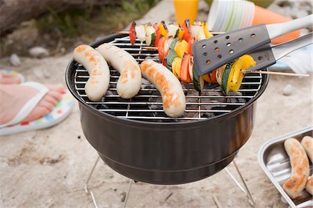 simsearch:659-08513115,k - Barbecue sur une berge de la rivière Photographie de stock - Premium Libres de Droits, Code: 659-03529489