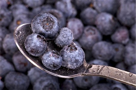 simsearch:659-06494962,k - Blueberries with drops of water on spoon (close-up) Foto de stock - Sin royalties Premium, Código: 659-03529536