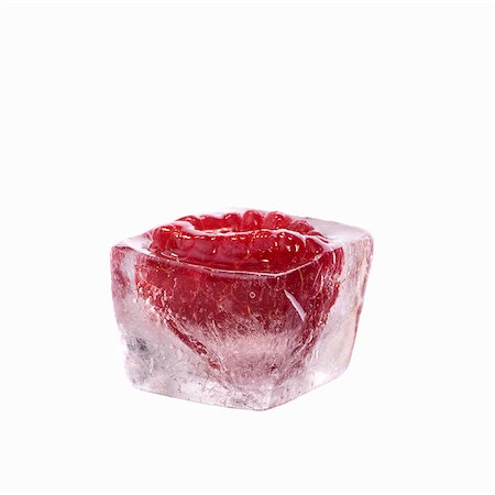 fruit icecubes - Raspberry in an ice cube Stock Photo - Premium Royalty-Free, Code: 659-03529543