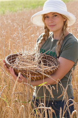 echinacea - Woman with basket in a corn field Fotografie stock - Premium Royalty-Free, Codice: 659-03529570