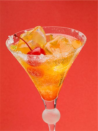 Tequila Sunrise avec cubes de glace et les cerises à cocktail Photographie de stock - Premium Libres de Droits, Code: 659-03529586