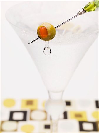 simsearch:659-06155164,k - Martini avec olive sur bâton cocktail Photographie de stock - Premium Libres de Droits, Code: 659-03529605