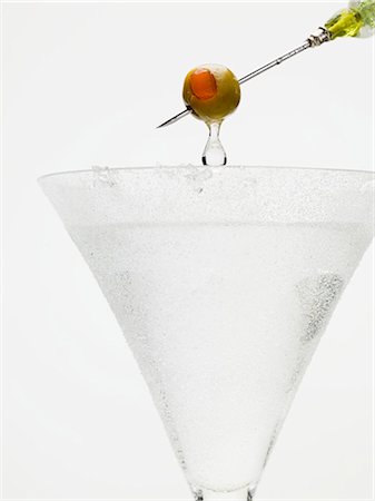 simsearch:659-03529604,k - Martini avec olive sur bâton cocktail Photographie de stock - Premium Libres de Droits, Code: 659-03529607