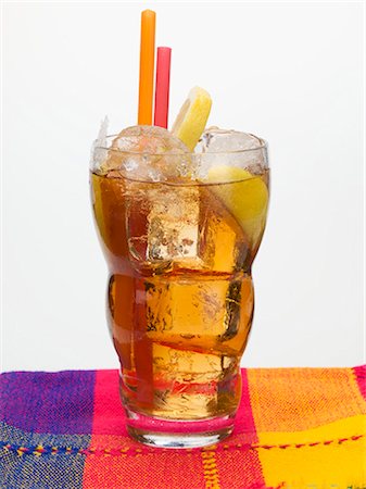 Rum drink with ice cubes and lemon Foto de stock - Sin royalties Premium, Código: 659-03529602