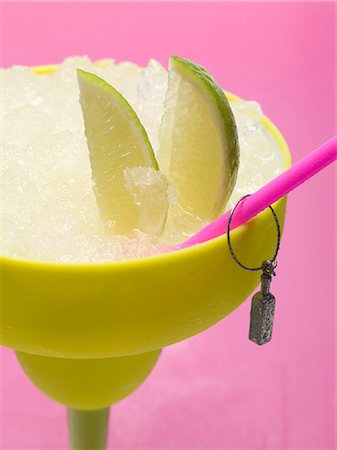 simsearch:659-03529629,k - Frozen Margarita avec des quartiers de lime Photographie de stock - Premium Libres de Droits, Code: 659-03529625