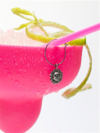 simsearch:659-03529598,k - Margarita congelé avec zeste de lime en verre rose Photographie de stock - Premium Libres de Droits, Code: 659-03529628