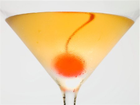 simsearch:659-03523710,k - Manhattan avec cerise cocktail (gros plan) Photographie de stock - Premium Libres de Droits, Code: 659-03529634