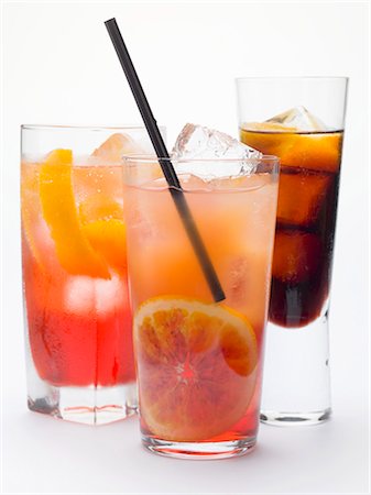 sodas - Campari Soda, Campari Orange, schnaps amer avec des cubes de glace Photographie de stock - Premium Libres de Droits, Code: 659-03529639